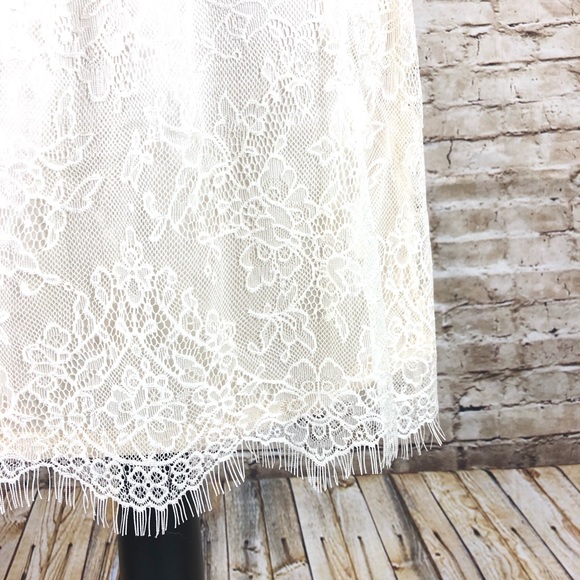Lace Flutter Sleeve Dress - Picture 4 of 5